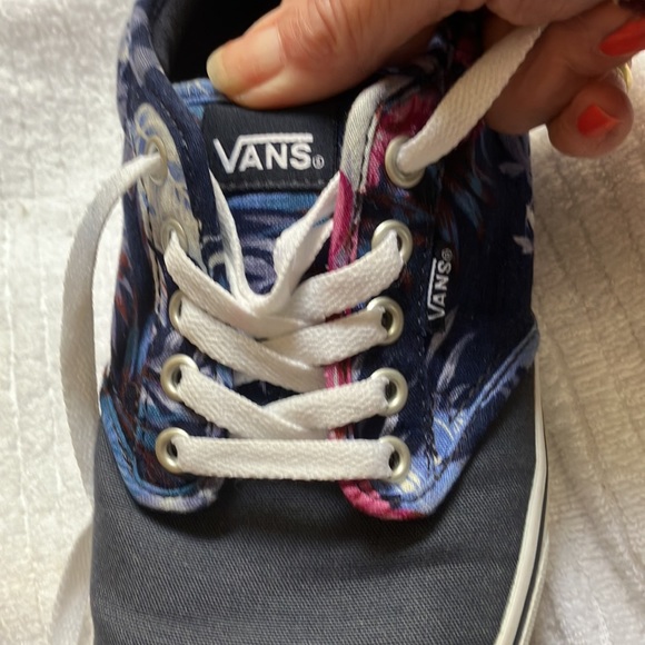 Vans - Picture 7 of 12